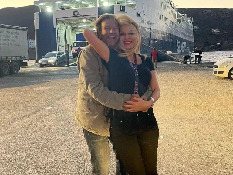 Η Ελένη Μενεγάκη πήγε στην Άνδρο με απλό καράβι – Η πόζα με τον Μάκη Παντζόπουλο