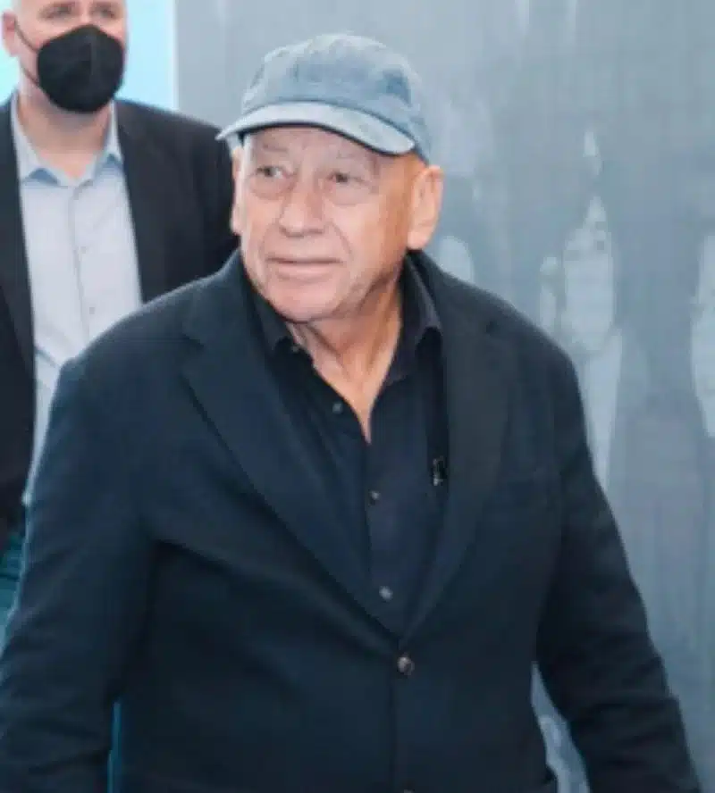 Κυκλοφορεί με ποδήλατο, αγοράζει τα πάντα: Έλληνας αγόρασε το «φρούριο» του Ωνάση, η αστρονομική τιμή του 11 742