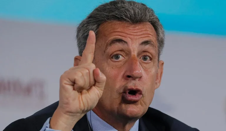 Σφοδρή επίθεση του Νικολά Σαρκοζί στην κομισιόν και τις ΗΠΑ για την στήριξη στον Ζελένσκι