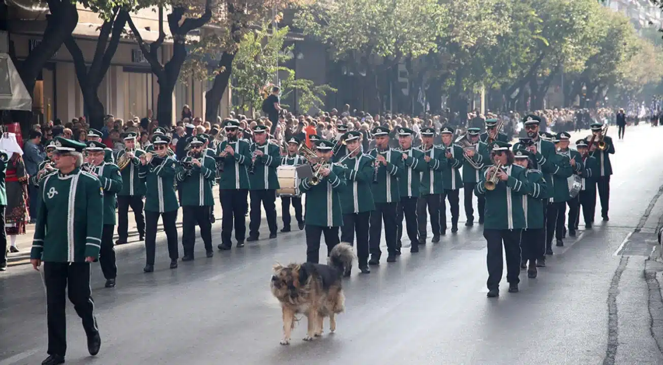 eimai perifani gia tin patrida moy xechorise stin parelasi tis thessalonikis i mathitria apo tin kenya 2