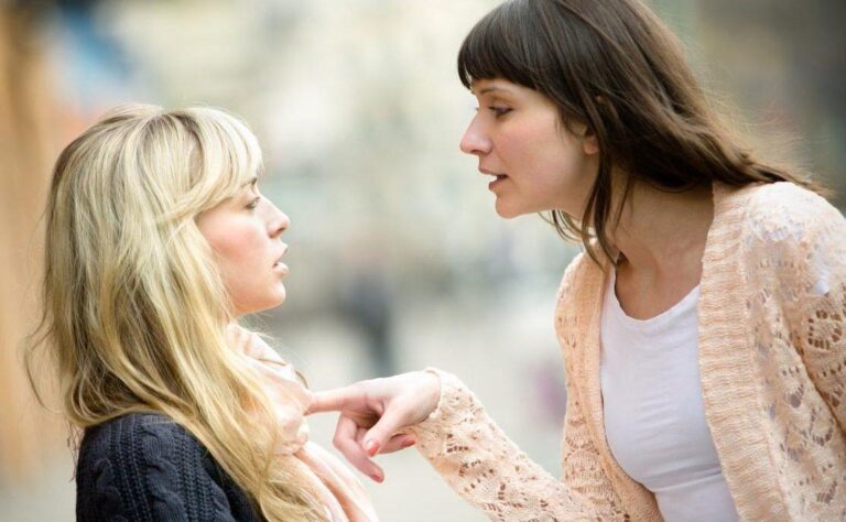 Η φίλη μου, ρίχτηκε στον αντρα μου και μου είπε ψέματα πως της ρίχτηκε εκείνος. Μας διέλυσε την οικογένεια!