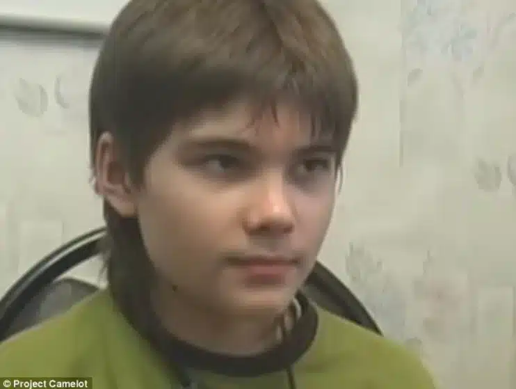 rosos mathitis ischyrizetai oti einai apo ton planiti ari prin xana gennithei stin gi