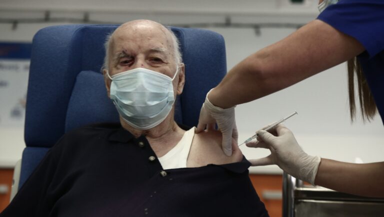 Στο τραπέζι η διαγραφή των προστίμων και στους ανεμβολίαστους άνω των 60 ετών