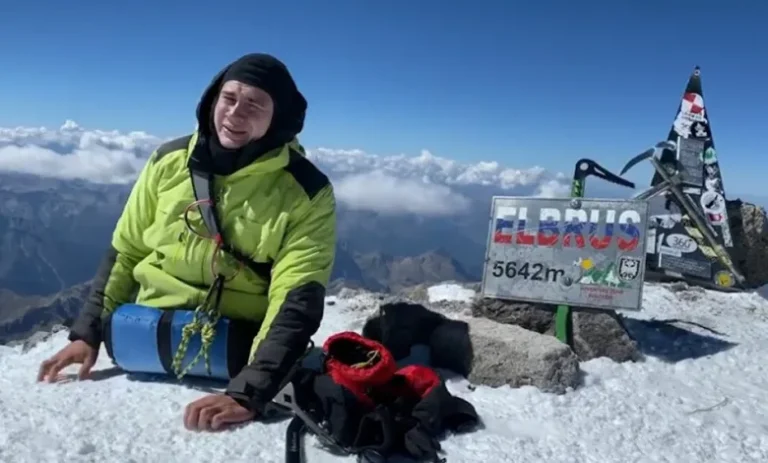 Άνδρας χωρίς πόδια κατέκτησε την υψηλότερη κορυφή της Ευρώπης