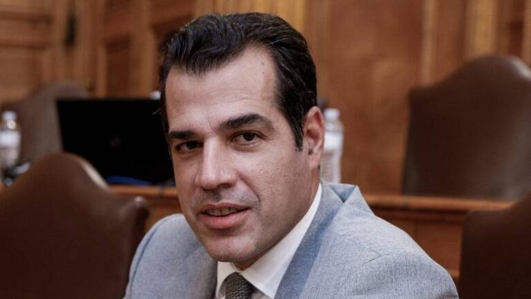 Πήραν στο κυνήγι τον Πλεύρη έξω από το υπουργείο υγείας!