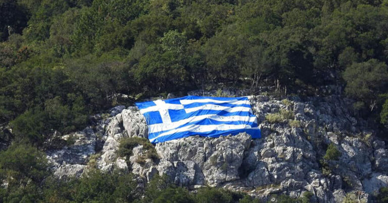 28η Οκτωβρίου: Γιγάντια ελληνική σημαία τοποθετήθηκε σε βράχο του Ταϋγέτου