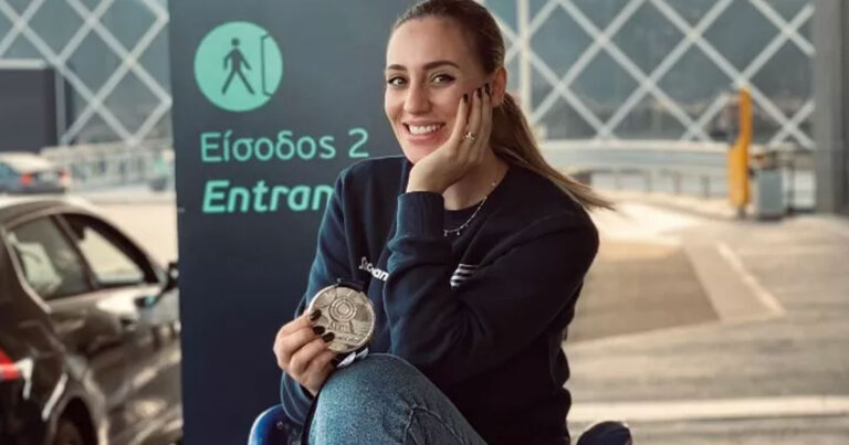 Κορακάκη: «5 άτομα μας υποδέχτηκαν στο αεροδρόμιο – Όταν εγώ προσπεράσω τα μικρόφωνα, όμως, θα είμαι σνομπ»