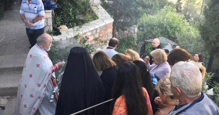 «Για μας είσαι ο Άγιος Δημήτριος του Λυκαβηττού» Χιλιάδες στους Αγίους Ισιδώρους – Καθήλωσε ο π. Δημήτριος