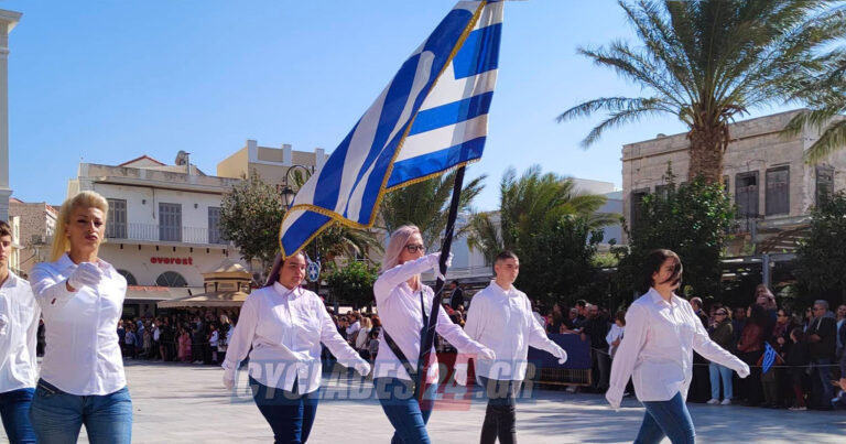 Σημαιοφόρος η μητέρα, παραστάτης ο γιος! Η μητέρα εργάζεται και παράλληλα φοιτά στο εσπερινό ΕΠΑΛ