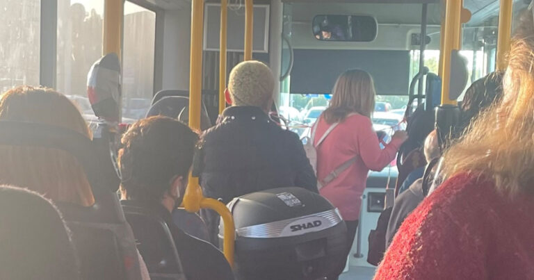 Έβαλε το μηχανάκι του μέσα σε λεωφορείο για να μην χαλάει βενζίνη