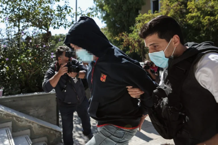 Έκτακτο: Δίωξη και στα 200 τέρατα-πελάτες του 53χρονου