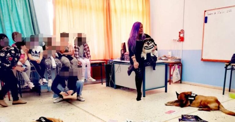 Θεσσαλονίκη: Τρεις πρώην αδέσποτοι σκύλοι μπαίνουν στα σχολεία για να «διδάξουν» τους μαθητές