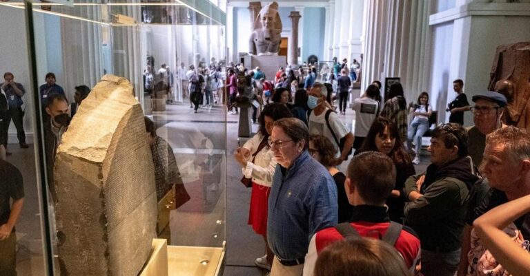 Αιγύπτιοι αρχαιολόγοι ζητούν από το Βρετανικό Μουσείο να επιστρέψει τη Στήλη της Ροζέτας