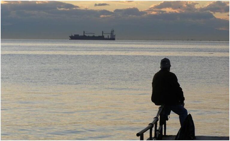 Ναυτικός σημαίνει ένα τηλέφωνο που βάζει σε παύση όλη τη ζωή σου