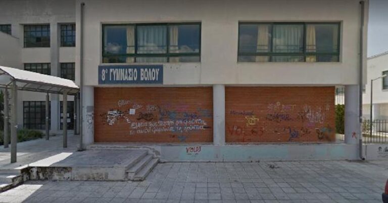 «Αν δεν κάνετε κάτι για το bullying, θα κάνω εγώ»: Η μητέρα μαθητή ξαναπήγε με μαχαίρι στο σχολείο για να ζητήσει το λόγο