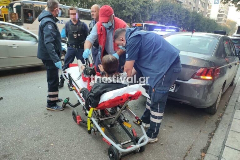 Κρεμάστηκε από το παράθυρο του αυτοκινήτου μετά από καβγά με τον πατέρα της, εκείνος πάτησε γκάζι και εκσφενδονίστηκε στο δρόμο