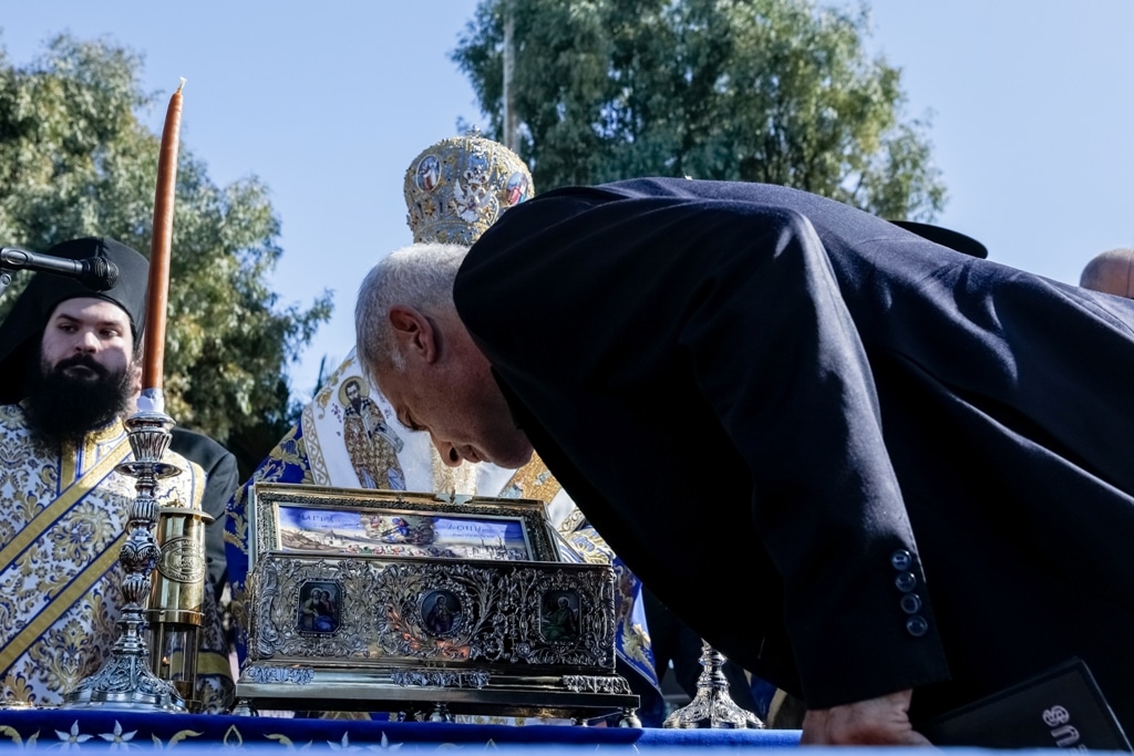 Η Αγία Ζώνη της Παναγίας έφτασε στον Πειραιά: Χιλιάδες πιστοί την υποδέχτηκαν 8 1c23196c 6990 42f2 896b 585cf68935d9