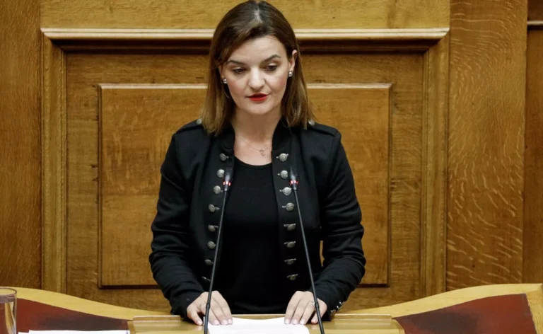 Μαρία Κεφάλα: Η βουλευτής της ΝΔ περίμενε 2,5 ώρες για να προσκυνήσει την Αγία Ζώνη