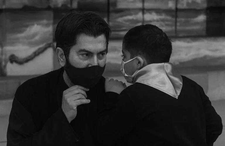 «Είμαστε μαζί σου»: Παιδιά που μεγάλωσαν στην «Κιβωτό του κόσμου» στηρίζουν τον πατέρα Αντώνιο