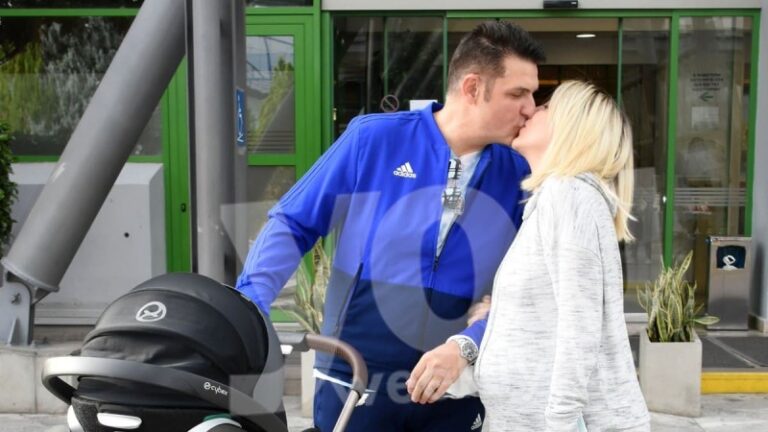 Τα πρώτα φιλιά με τα δίδυμα έξω από το μαιευτήριο – Πήρε εξιτήριο η γυναίκα του Χρίστου Αντωνιάδη