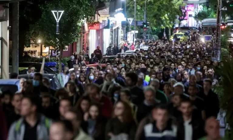 Ιωάννα Κολοβού: Χιλιάδες έξω από το σπίτι της μετά τη βίαιη έξωση