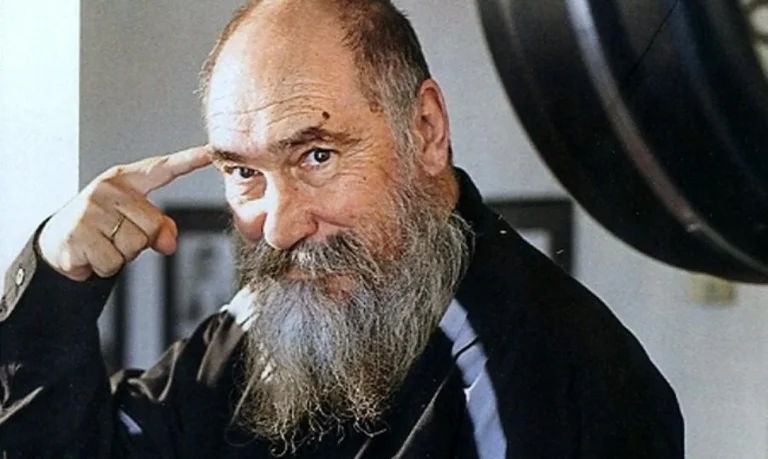 Η vintage προφητική φωτογραφία του Τζίμη Πανούση με το καλάθι της νοικοκυράς