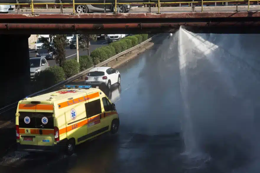 Μόνο στην Ελλάδα: Οδηγάς και πλένεται το αυτοκίνητο σου δωρεάν από... σπασμένο αγωγό 3 agwgos filadelfeia in 1