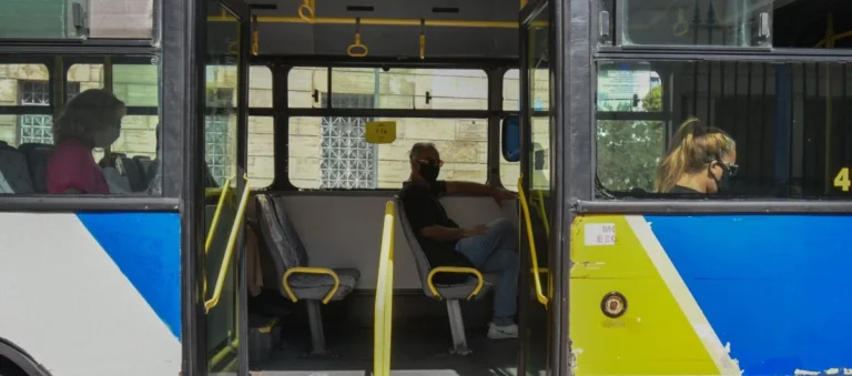 Απίστευτο: Οδηγός λεωφορείου έσωσε μωρό που έπαθε εισρόφηση σταματώντας μπροστά στο Υπουργείο Υγείας