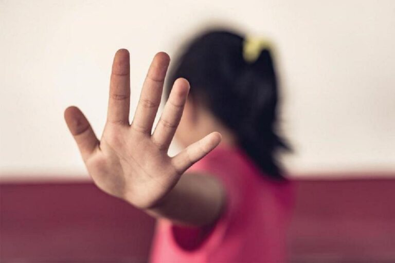 Έβαλα άντρα στο σπίτι με τις κόρες μου και τον πρόλαβα λίγο πριν ασελγήσει πάνω τους – Η ιστορία της Νίκης