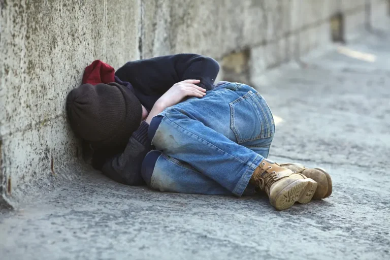 Πάτρα: Μικρό αγόρι κοιμόταν μόνο του έξω από θέατρο – «Ζήτησε να τον τυλίξουμε ζεστά γιατί συνέχεια κρύωνε»