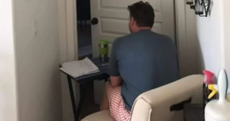 Η φώτο που λύγισε το Ίντερνετ: «Η μαμά μου κάνει χημειοθεραπεία κι ο μπαμπάς της κάνει παρέα έξω από το δωμάτιο»