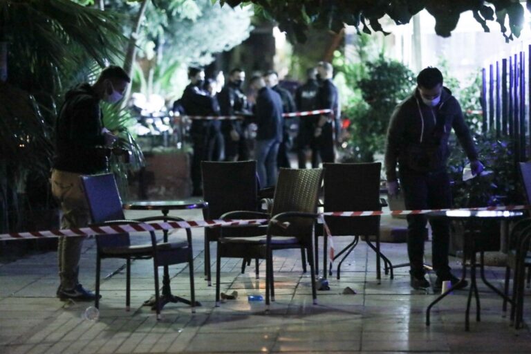 Ευχαριστώ τον σερβιτόρο που με έσωσε από τον βίαιο πρώην άντρα μου μέσα σε καφετέρια