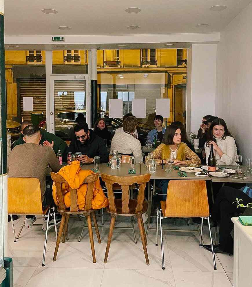 MARIAS: Αδέλφια από τις Σέρρες πουλάνε στο Παρίσι λουκάνικα Τζουμαγιάς, κρασί και μέλι Σερρών 4 marias 3