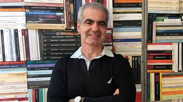 Βασίλης Παπαθεοδώρου: Σοκ με σύλληψη πασίγνωστου συγγραφέα για παιδική ποpνογραφiα. Τι βρήκαν στους σκληρούς δίσκους