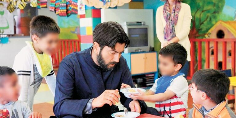 Καταγγελίες για την «Κιβωτό του Κόσμου» – Tα μεταμεσονύχτια μπάνια με τον πάτερ Αντώνιο και τα παιδιά-«σκλάβοι»