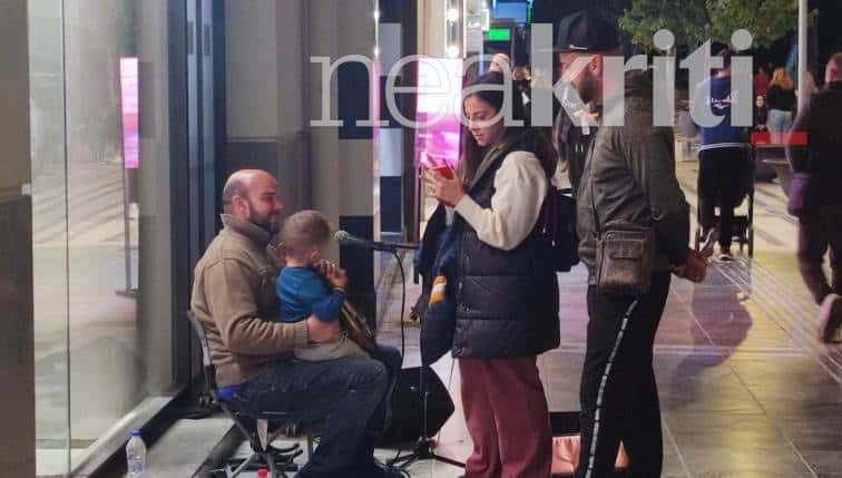 Ξεσήκωσε το Ηράκλειο ένας λυράρης 2,5 ετών χωρίς καν να είναι Κρητικός! Παίζει λύρα και τραγουδάει Ξυλούρη 1 rrg