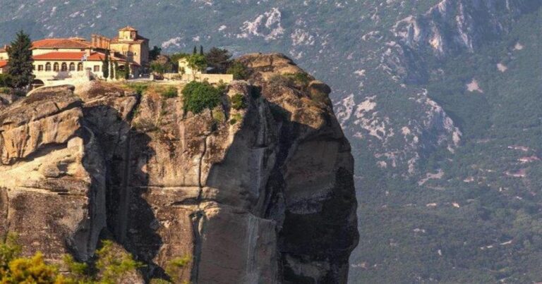 Συναγερμός στα Μετέωρα – Αποκολλήθηκαν βράχοι κι έπεσαν σε δρόμο που περνούσαν αυτοκίνητα