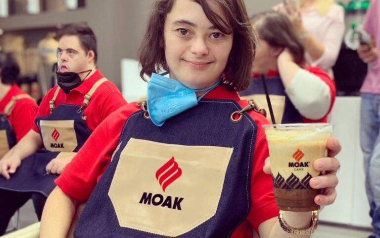 Θεσσαλονίκη: Νέοι με σύνδρομο Down έγιναν barista και φτιάχνουν καφέ σε 3 μαγαζιά