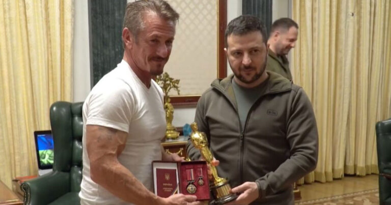 Ο Σον Πεν πήγε στην Ουκρανία και χάρισε το Όσκαρ του στον Ζελένσκι