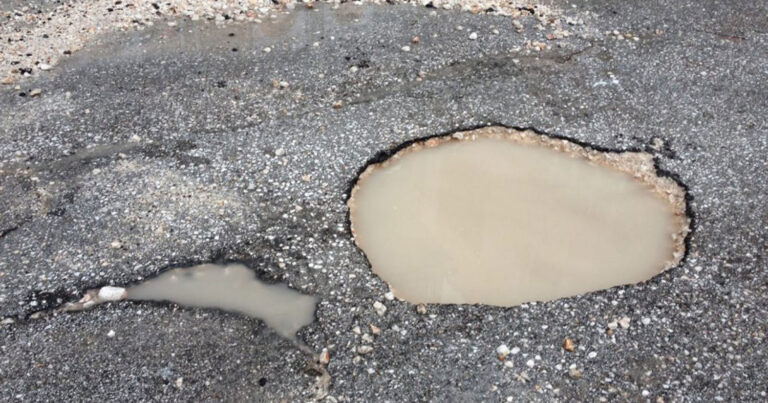 Δεν θα πιστεύετε με τι κάλυψαν λακούβα σε δρόμο της Λακωνίας