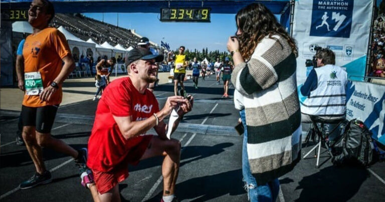 Άντρας έτρεξε 42 χλμ. στον Μαραθώνιο και έκανε πρόταση γάμου στον τερματισμό «Αλίκη παντρέψου με!»