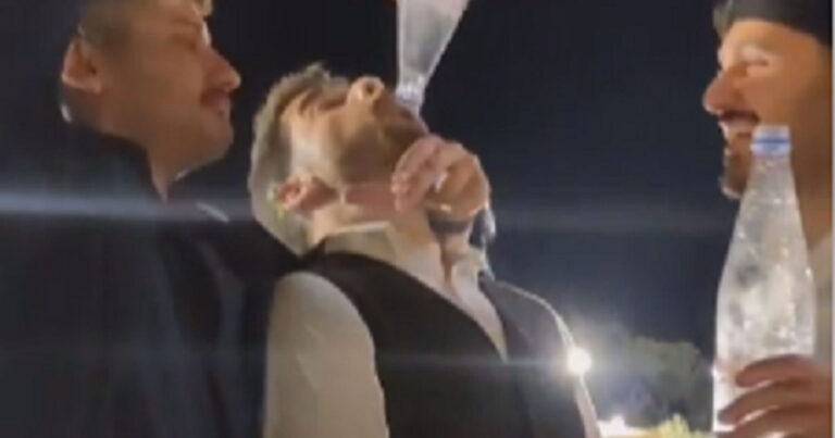 Tρεις νέοι πίνουν κούπες με νερό σε κρητικό γλέντι στέλνοντας ένα ηχηρό μήνυμα ζωής