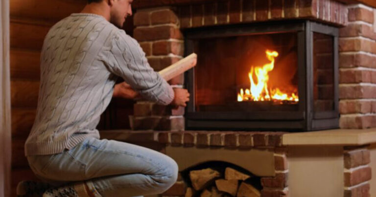 Έκρυψε 13.000 ευρώ στο τζάκι χωρίς να το πει στον άνδρα της – Έγιναν… στάχτη όταν αυτός το άναψε