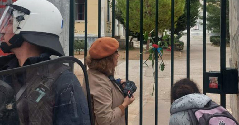 Πολυτεχνείο: Γυναίκα έσπασε σήμερα τον φραγμό των ΜΑΤ και απέτισε φόρο τιμής