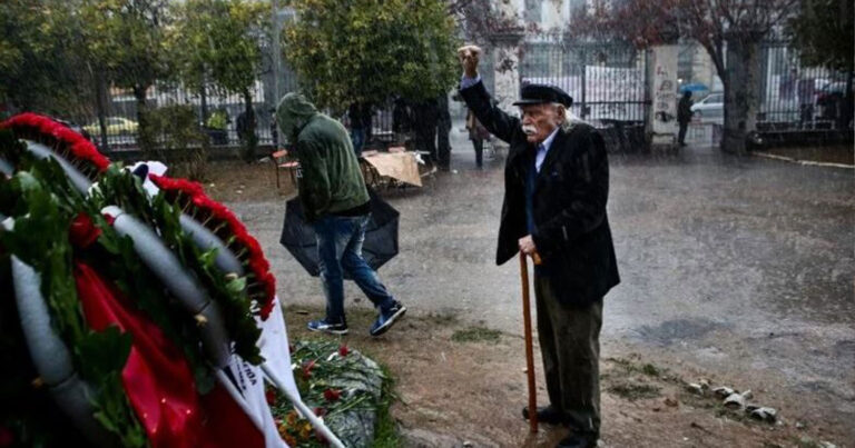 Ιστορική φωτογραφία: Ο Μανώλης Γλέζος μόνος του υπό καταρρακτώδη βροχή και με υψωμένη γροθιά στο Πολυτεχνείο