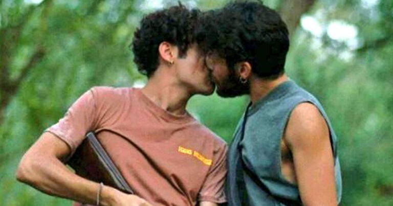 Ξετρελάθηκαν όλοι με το πρώτο φιλί του Σπύρου και του Αντώνη στο «Maestro»