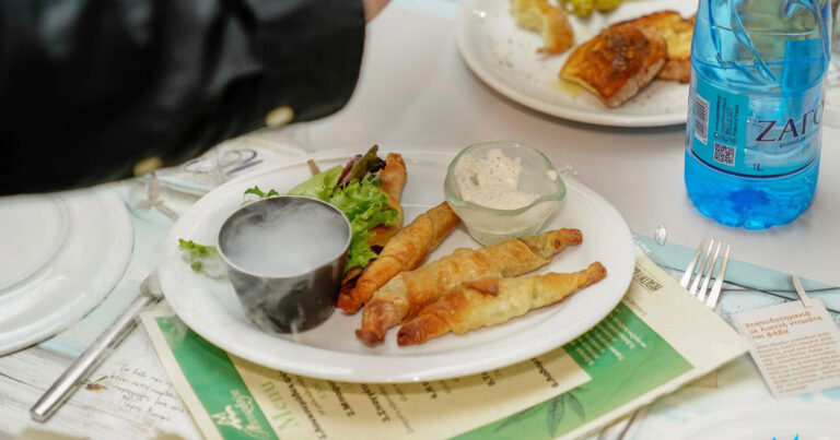 Σάλος με εστιατόριο που προσφέρει μπαφοπιτάκια και λουκουμάδες με μέλι κάνναβης