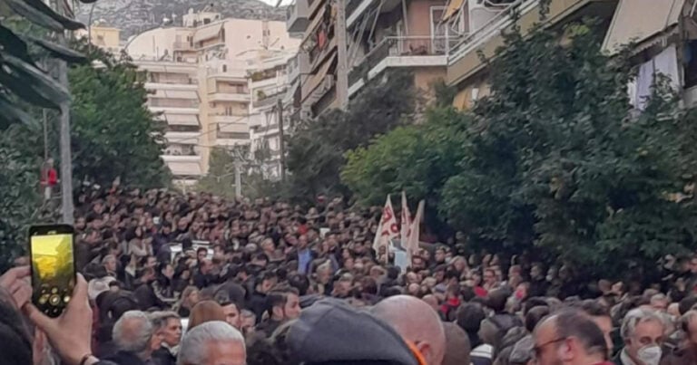 Έξωση Ιωάννας Κολοβού: Πλήθος κόσμου αλληλέγγυος έξω από το σπίτι της