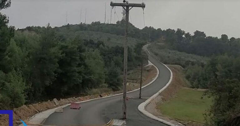 Ασφαλτόστρωση για κλάματα σε δρόμο με κολώνες της ΔΕΗ στη μέση