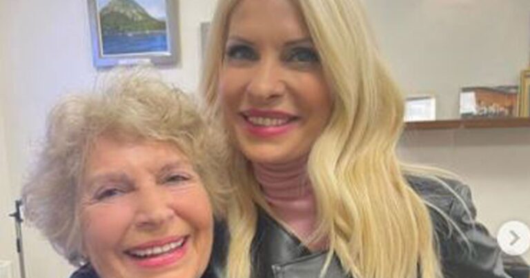 Καθηγήτρια της Μελέτη η θεία της Μενεγάκη – Η απάντηση για την τεράστια ομοιότητα τους